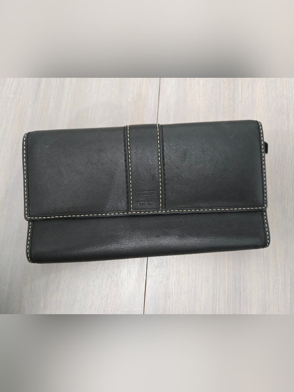 Coach Black Leather Hamptons Zip-Around Wallet with Contrast Stitching